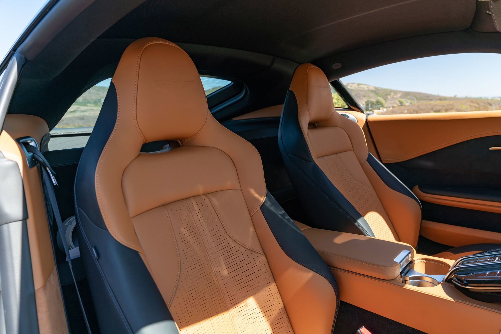 Used 2025 Aston Martin V8 Vantage Coupe image 17