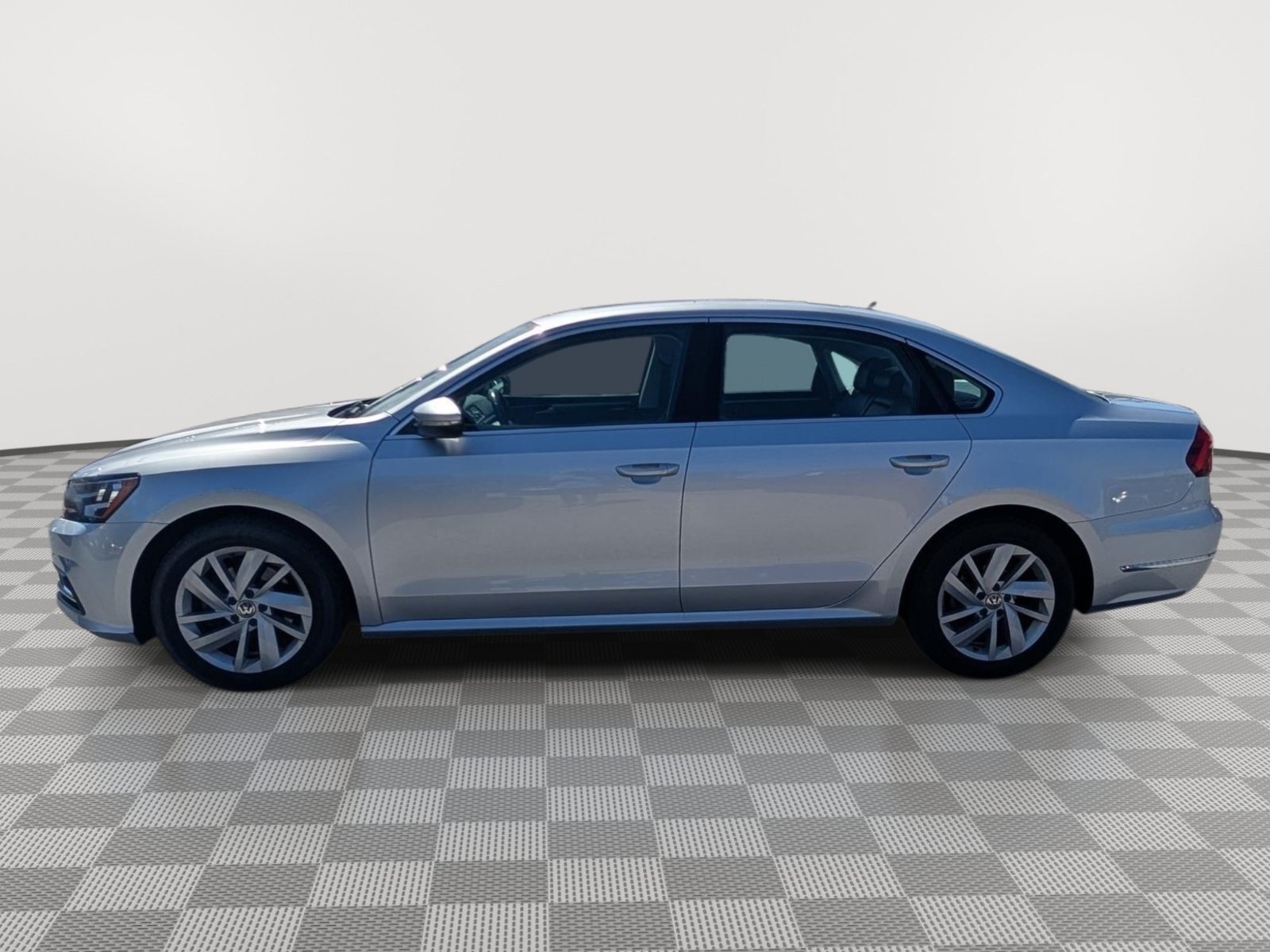 Used 2018 Volkswagen Passat 2.0T SE FWD image 2
