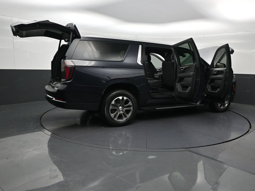 Used 2025 Chevrolet Suburban LT RWD image 33