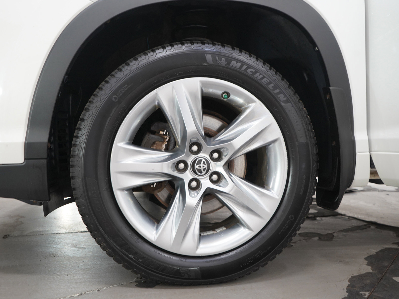 Used 2017 Toyota Highlander Limited AWD/4WD image 35