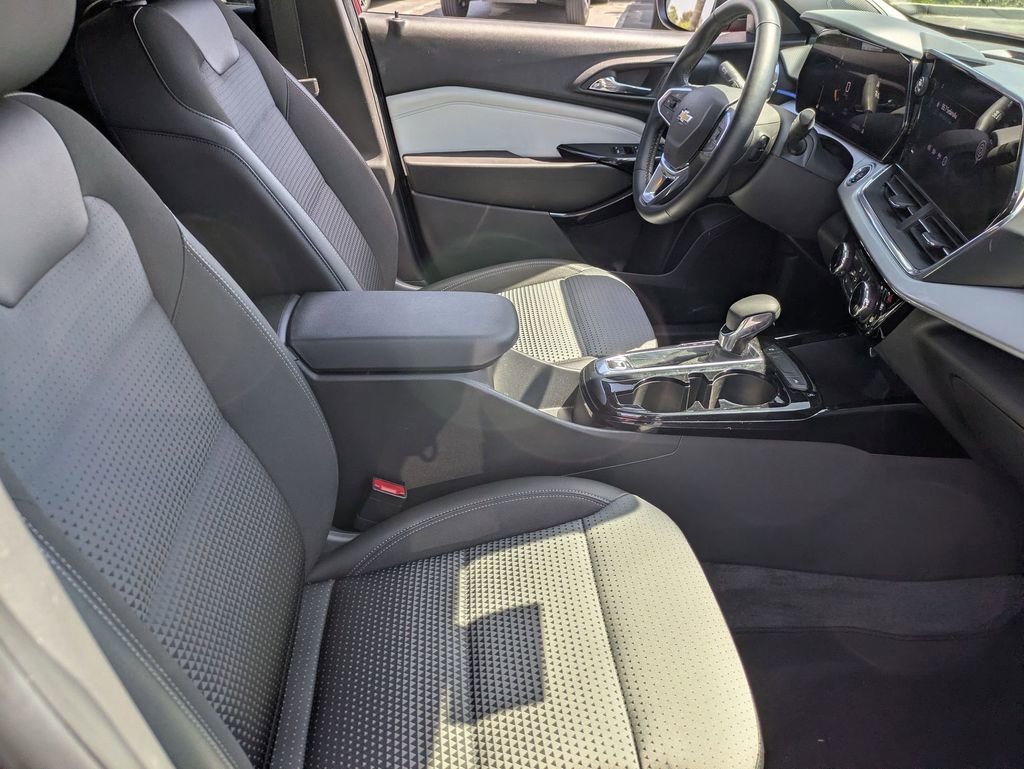 Used 2025 Chevrolet Trax LT w/ LT Convenience Package image 30