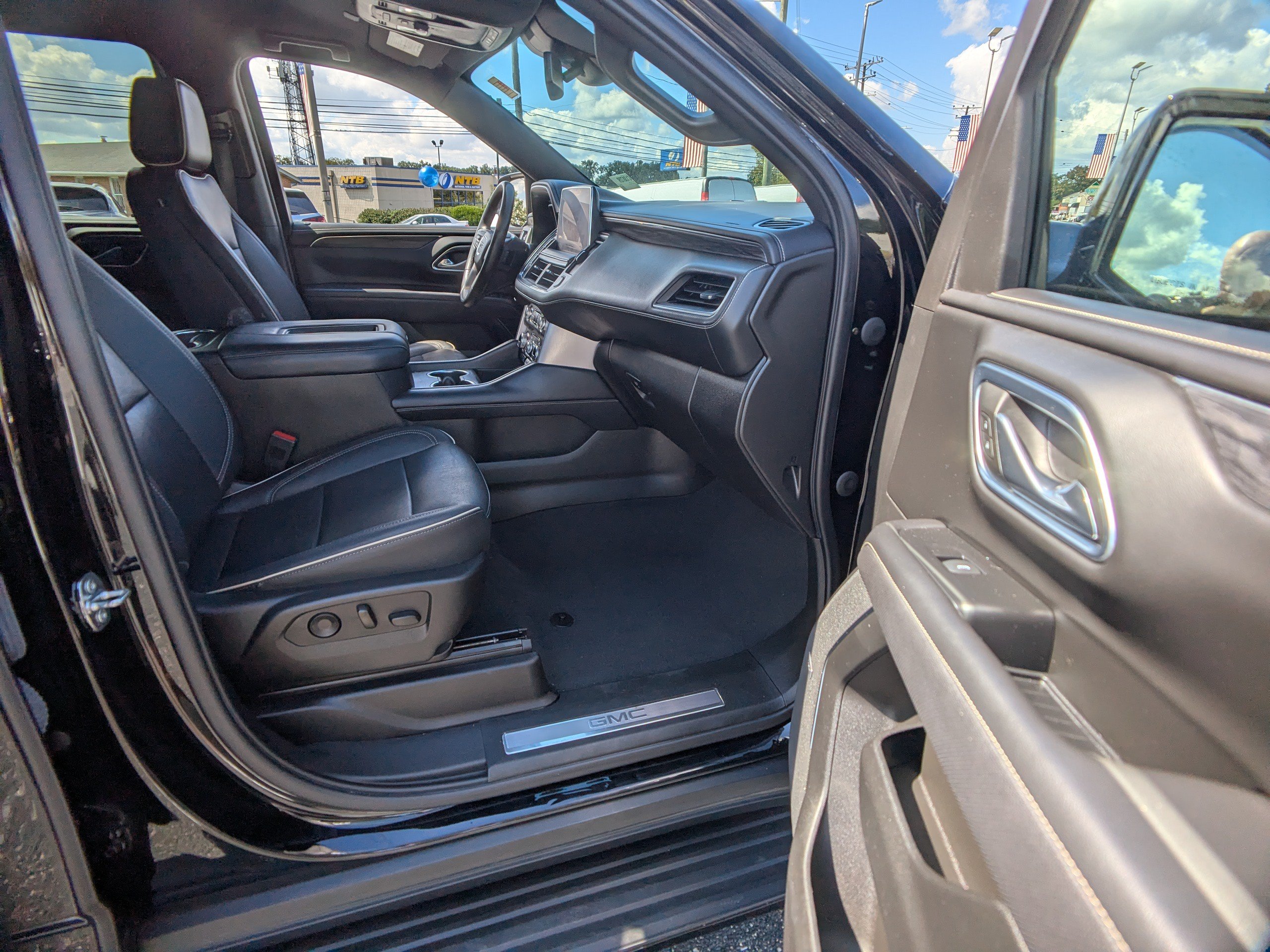 Used 2023 GMC Yukon SLT AWD/4WD image 13
