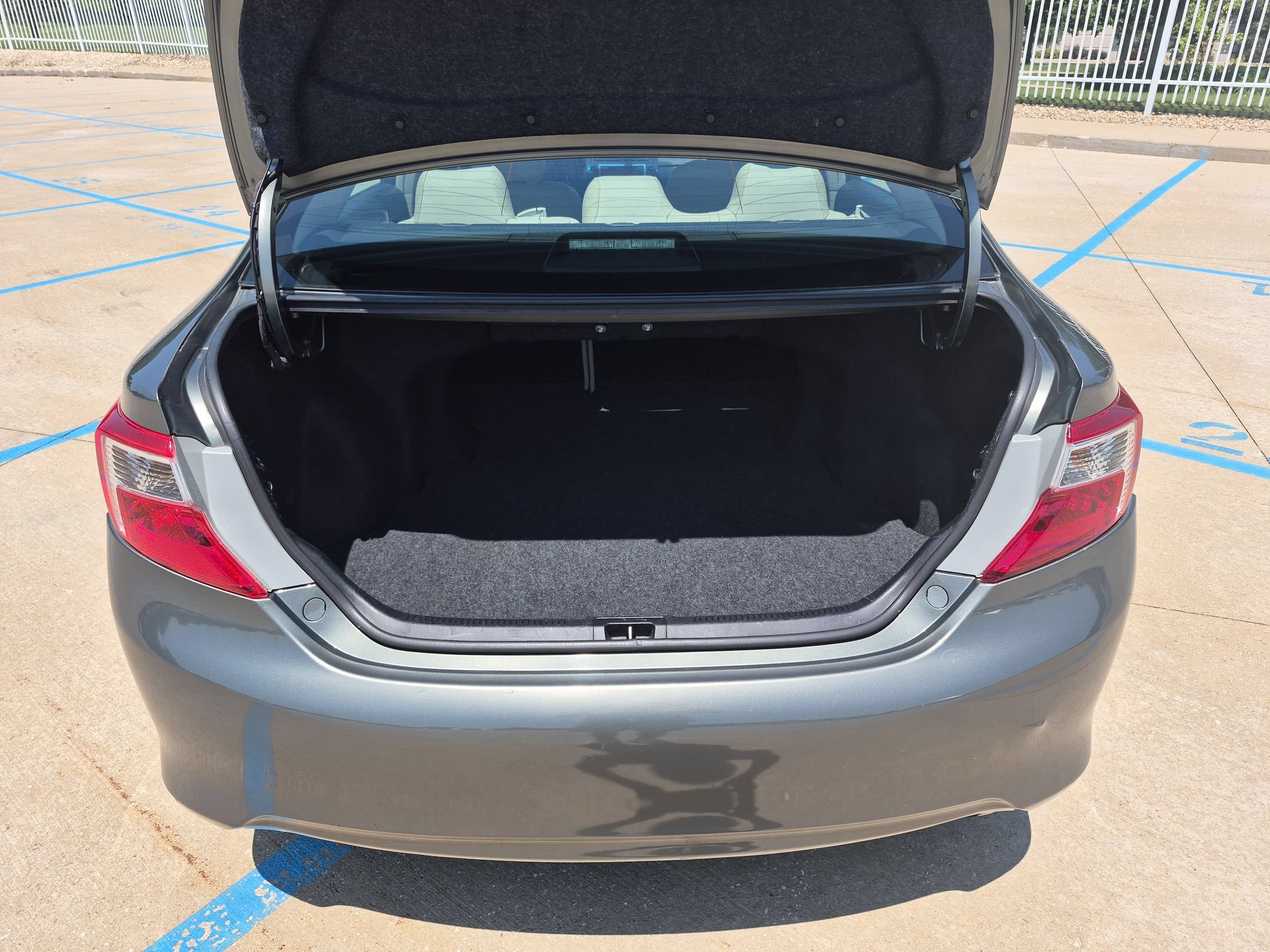 Used 2012 Toyota Camry XLE w/ Leather Pkg FWD image 26