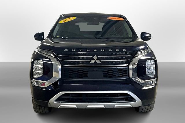 Used 2022 Mitsubishi Outlander SE image 2