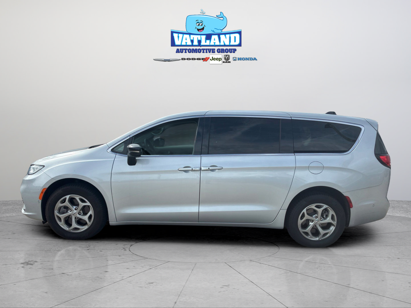 Certified 2024 Chrysler Pacifica Limited AWD/4WD image 2