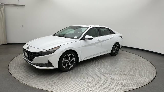 Used 2022 Hyundai Elantra Limited w/ Preferred Accessory Package FWD image 4