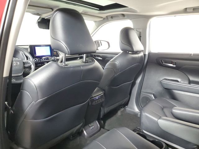 Used 2025 Toyota Highlander XLE image 11