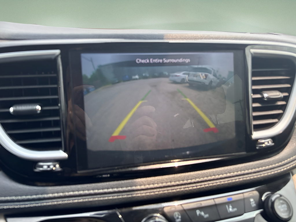 Used 2023 Chrysler Pacifica Limited FWD image 14