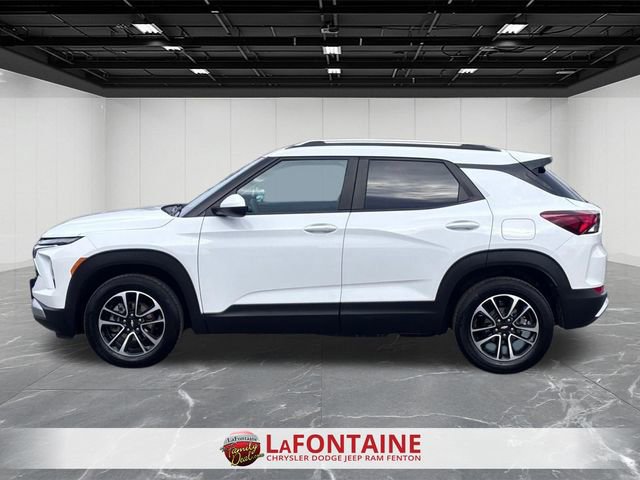 Used 2025 Chevrolet TrailBlazer LT image 2