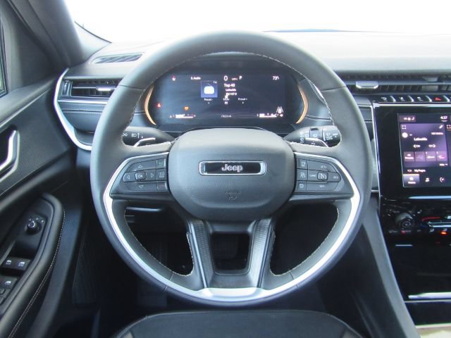 Used 2025 Jeep Grand Cherokee Altitude AWD/4WD image 34