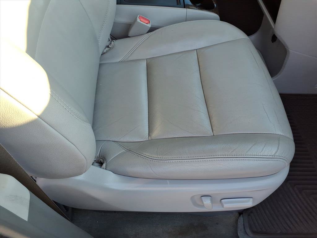 Used 2015 Toyota Sienna XLE w/ XLE Navigation Package FWD image 17