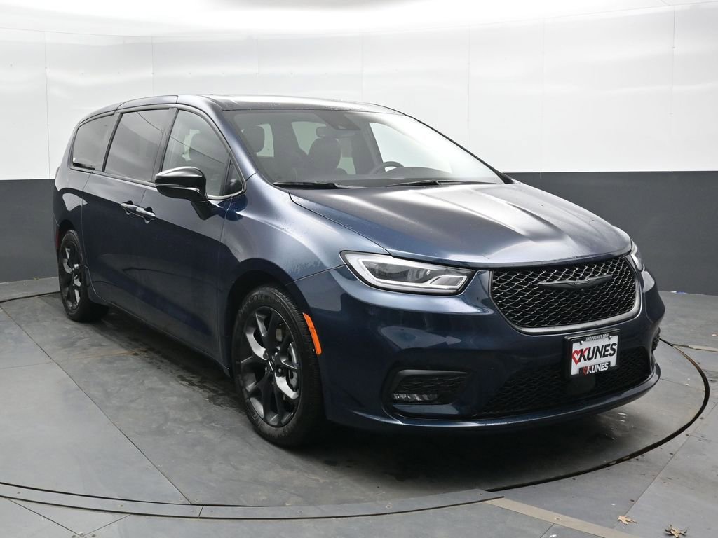 Used 2023 Chrysler Pacifica Limited w/ S Appearance Package FWD image 5