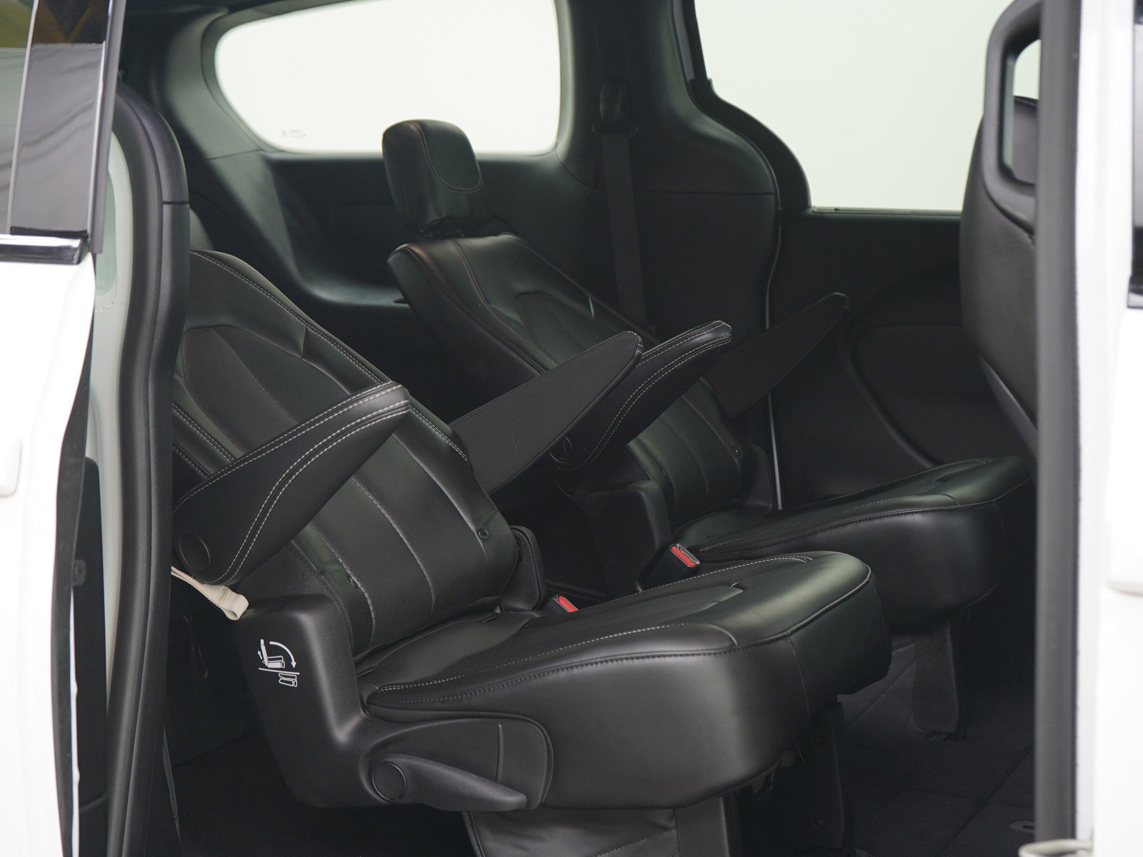 Used 2023 Chrysler Pacifica Touring-L w/ S Appearance Package AWD/4WD image 14