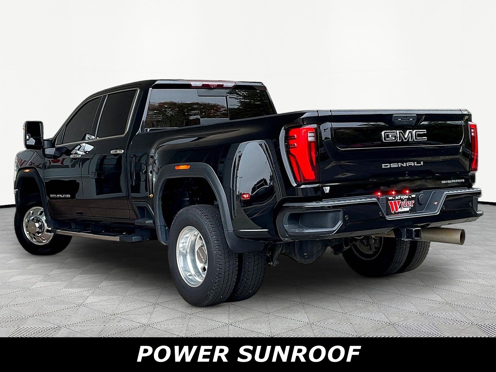 Used 2024 GMC Sierra 3500 Denali w/ Technology Package AWD/4WD image 4
