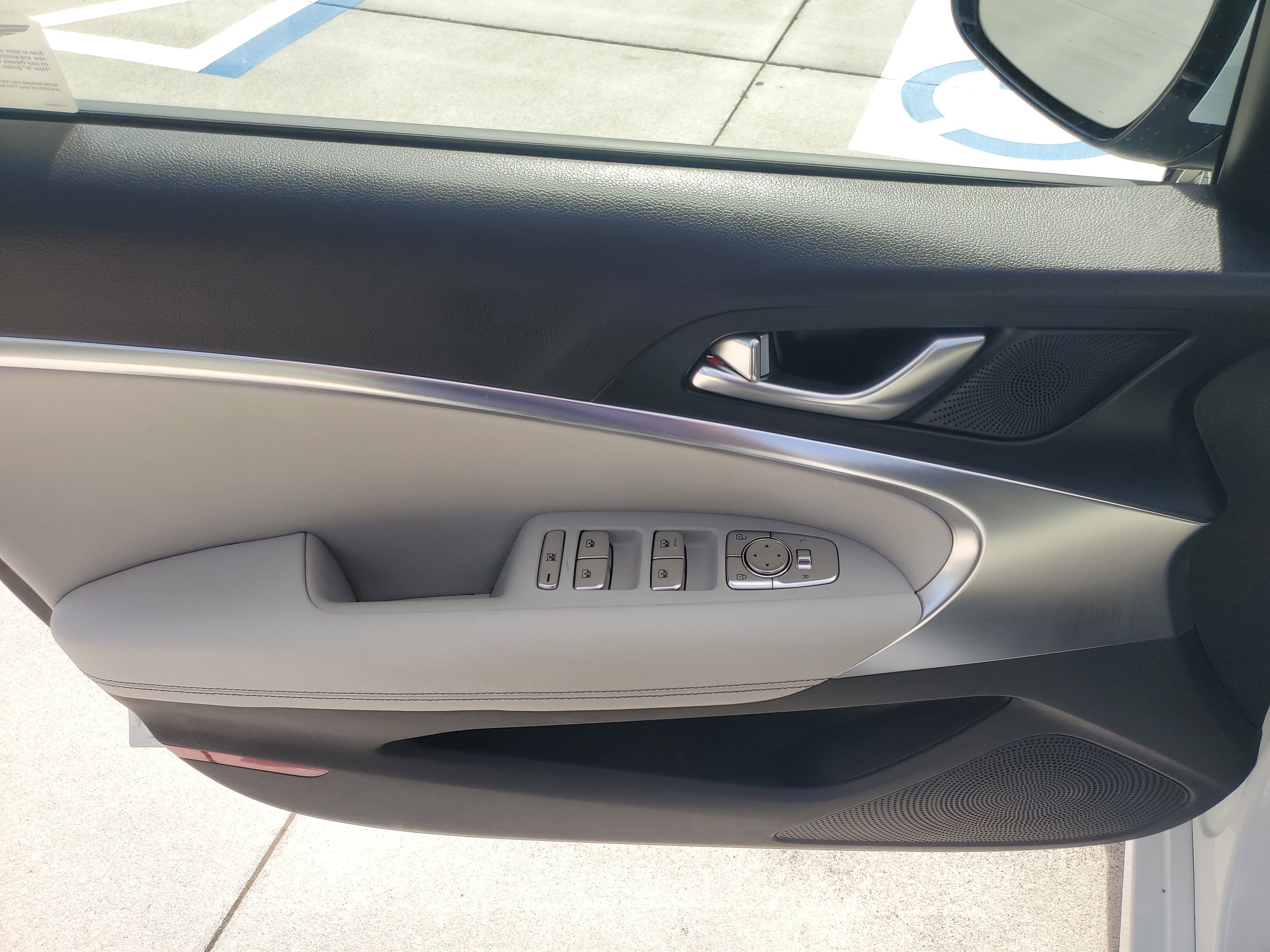 Used 2025 Genesis G70 2.5T image 23