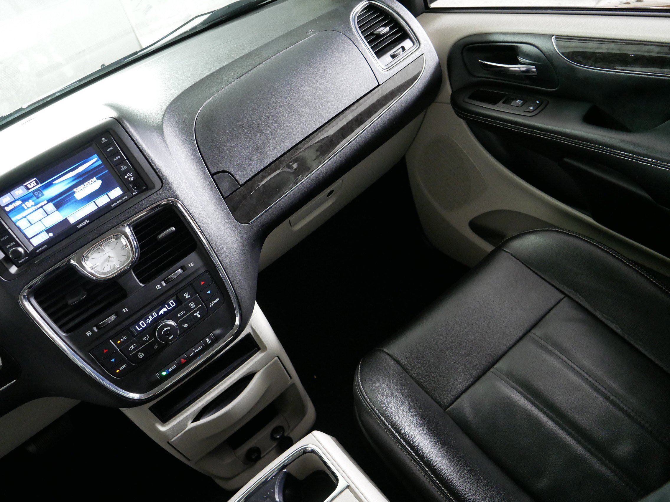 Used 2015 Chrysler Town & Country Touring w/ Driver Convenience Group FWD image 11