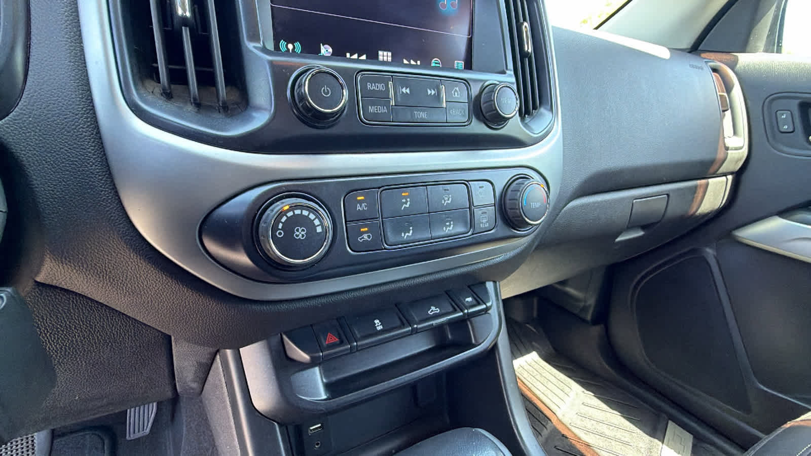 Used 2017 Chevrolet Colorado LT w/ LT Convenience Package RWD image 14