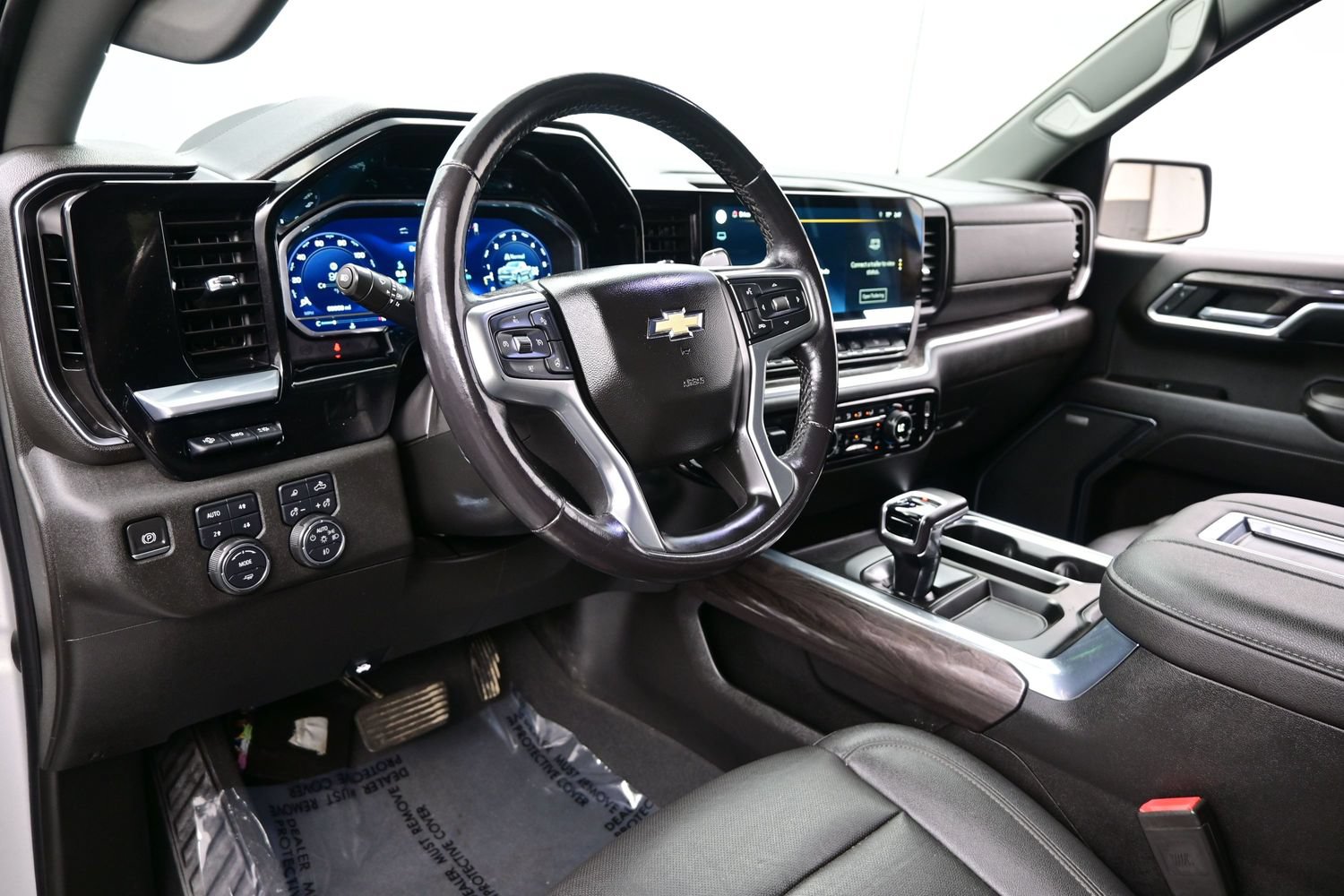 Used 2022 Chevrolet Silverado 1500 LTZ w/ LTZ Premium Package AWD/4WD image 13