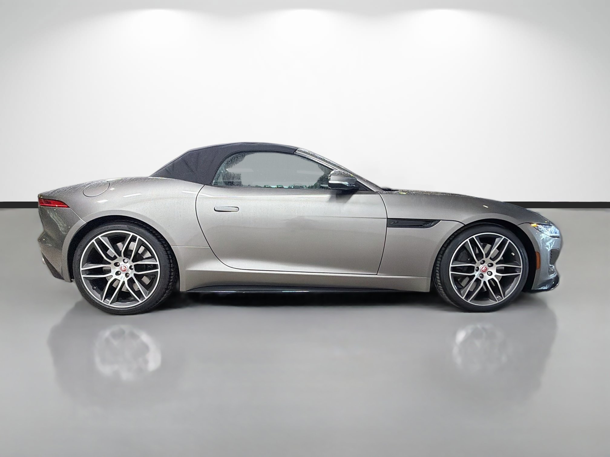 Used 2023 Jaguar F-TYPE R-Dynamic AWD/4WD image 2