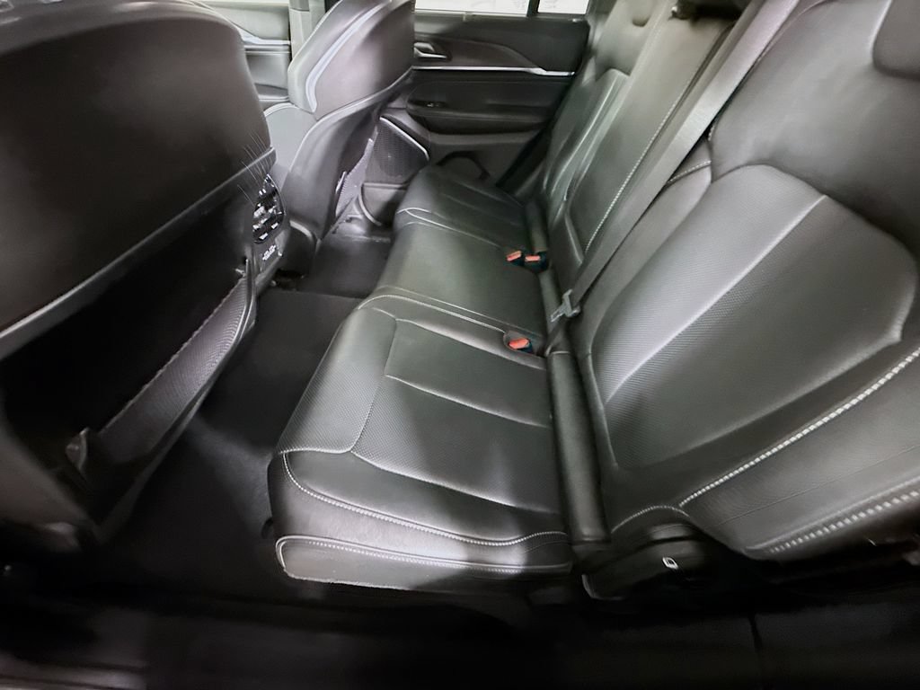 Used 2023 Jeep Grand Cherokee Overland w/ Luxury Tech Group IV AWD/4WD image 30