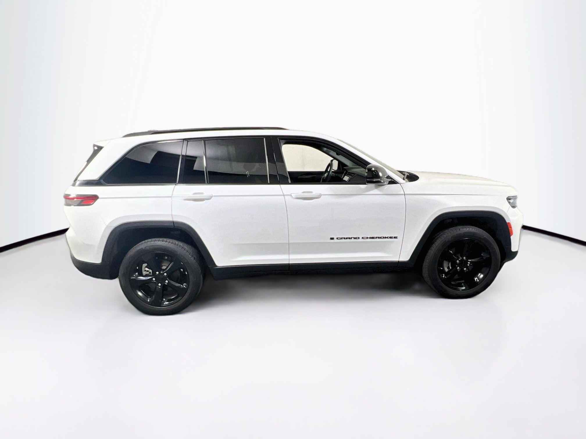Used 2023 Jeep Grand Cherokee Altitude AWD/4WD image 4