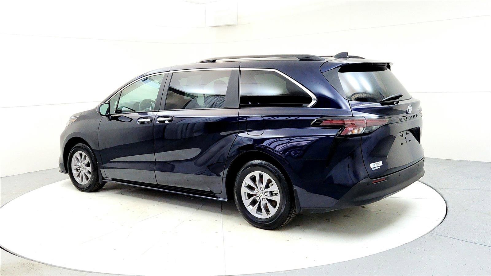 Used 2025 Toyota Sienna XLE image 4