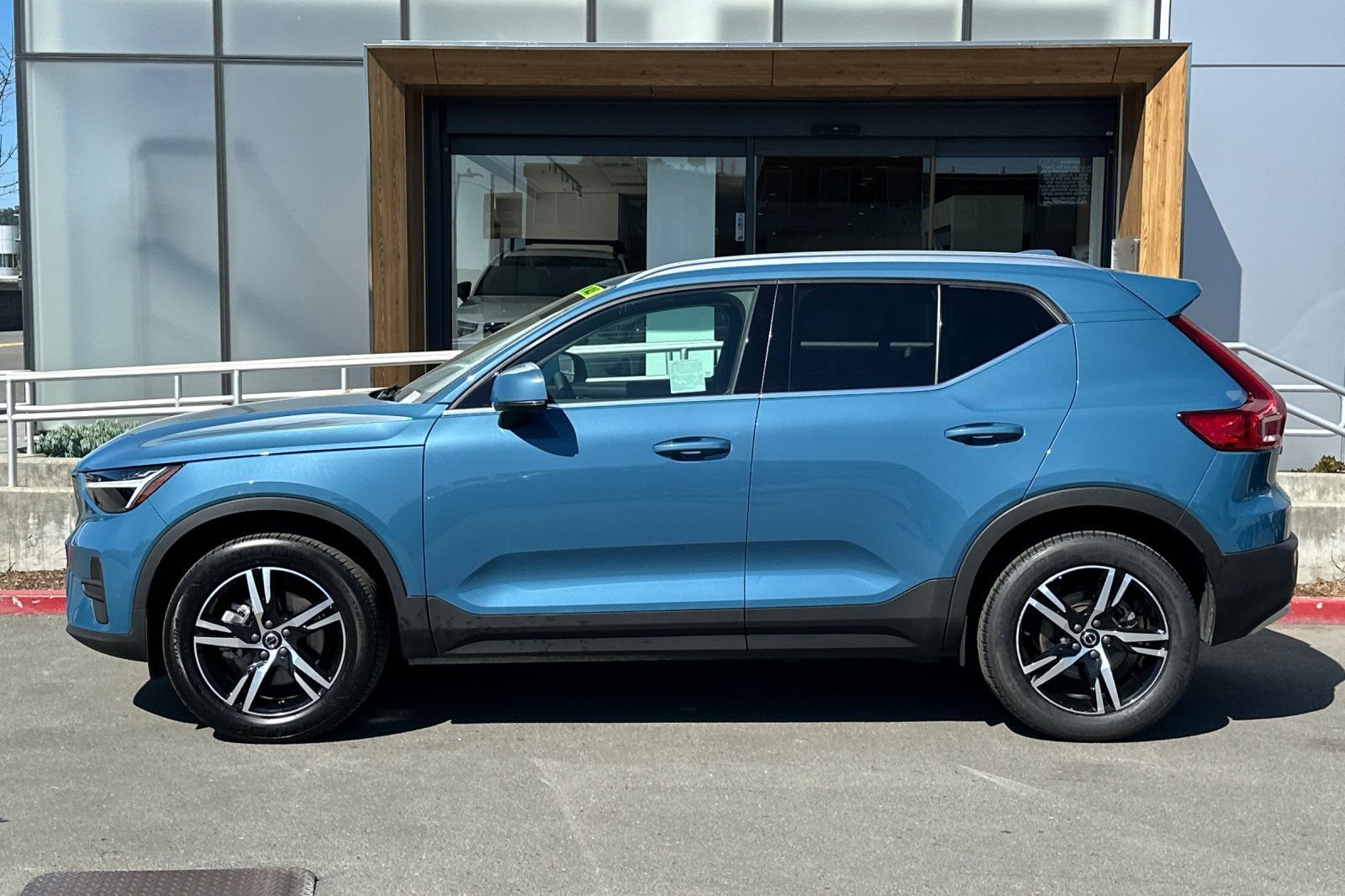 Used 2025 Volvo XC40 B5 Core AWD/4WD image 6