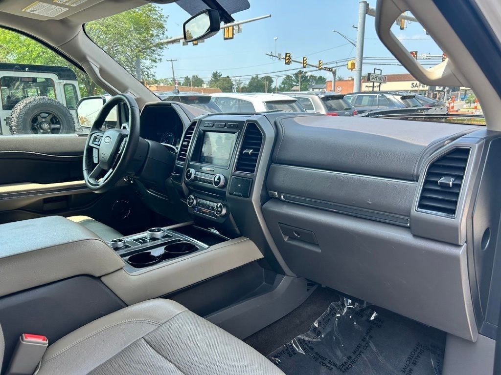 Used 2018 Ford Expedition Max XLT w/ Equipment Group 202A AWD/4WD image 10