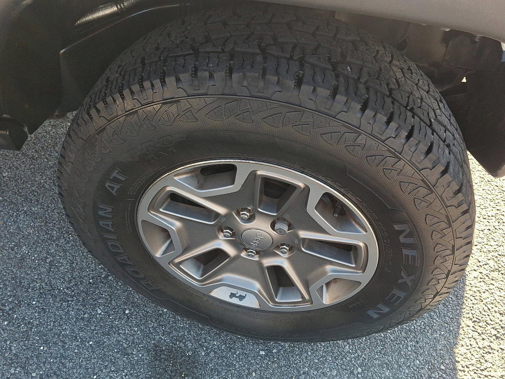 Used 2018 Jeep Wrangler Unlimited Rubicon w/ Cold Weather Group image 9