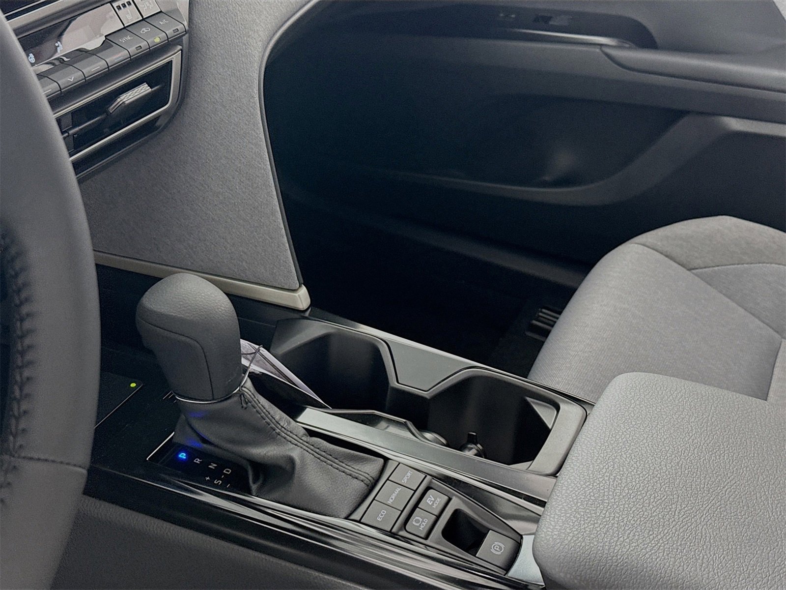 Used 2025 Toyota Camry LE w/ Convenience Package image 9