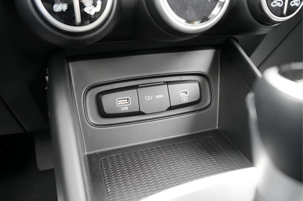 Certified 2025 Hyundai Venue SEL FWD image 32