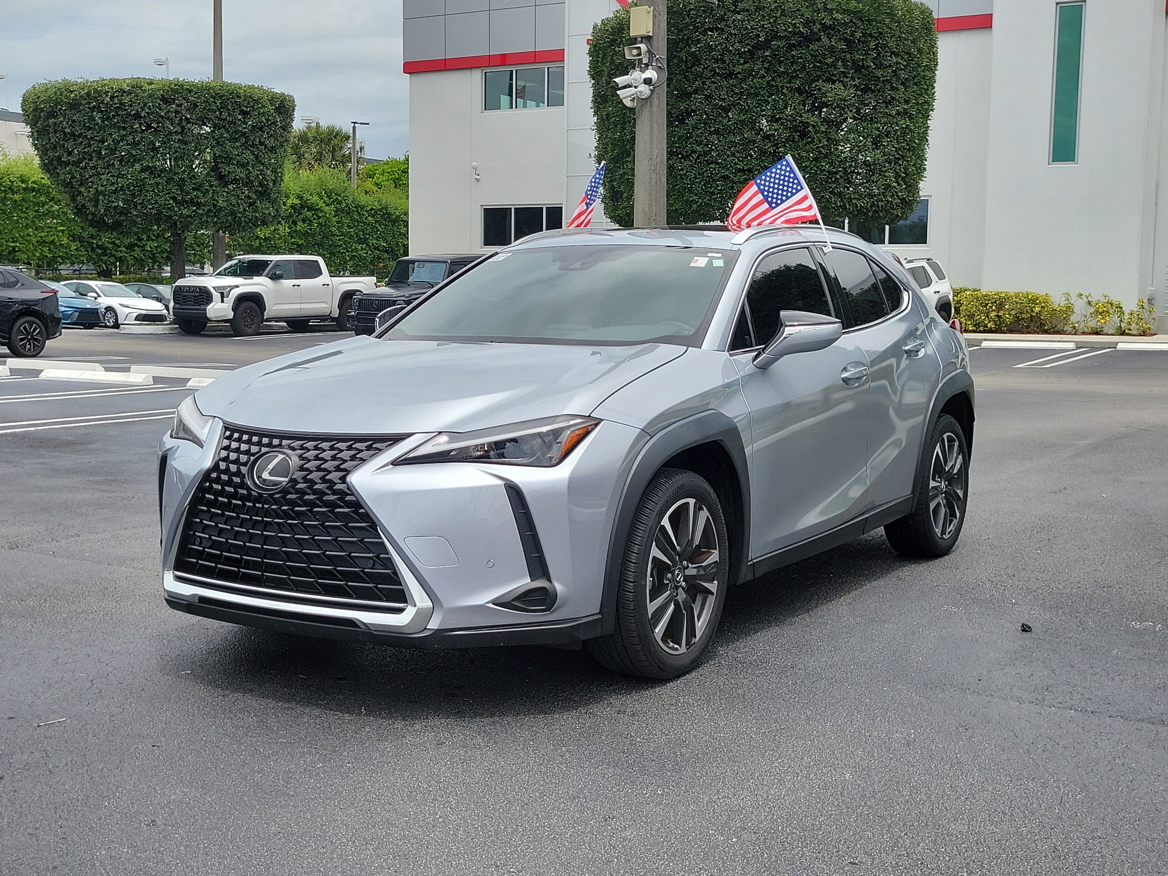 Used 2023 Lexus UX 250h FWD image 5