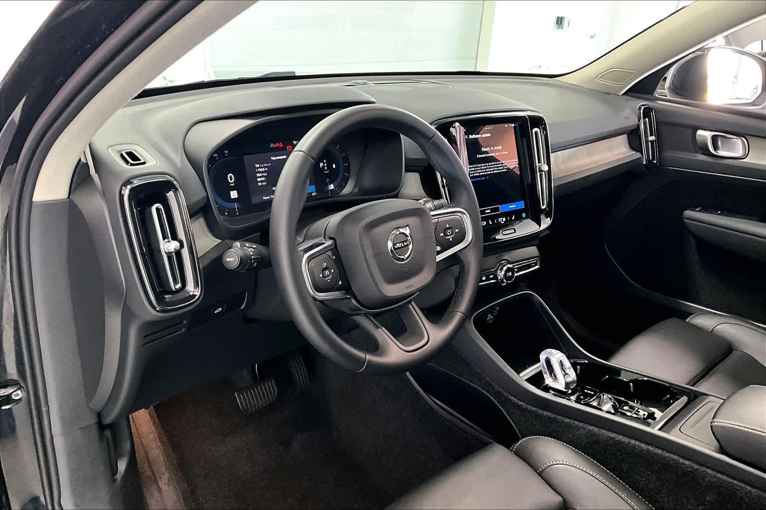 Used 2025 Volvo XC40 B5 Plus AWD/4WD image 2