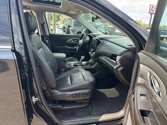 Used 2021 Chevrolet Traverse LT w/ LT Premium Package AWD/4WD image 16