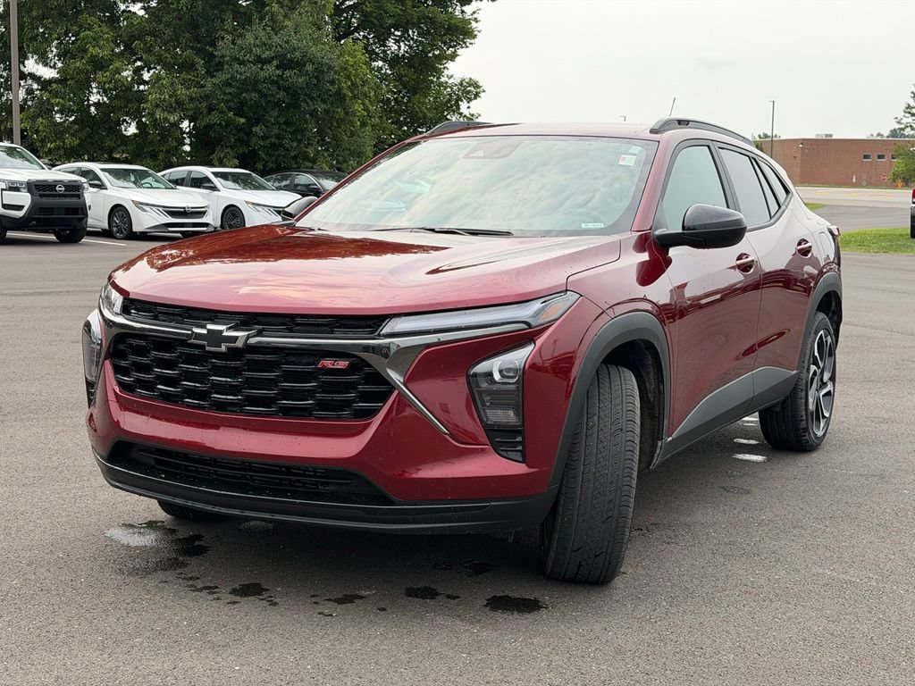 Used 2025 Chevrolet Trax RS FWD image 2
