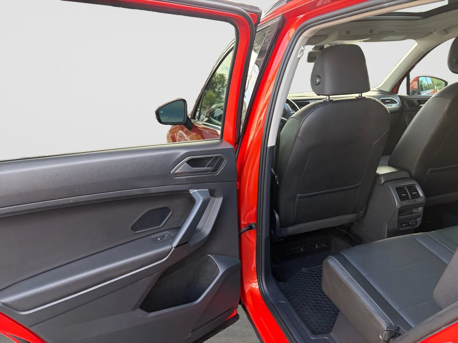 Used 2019 Volkswagen Tiguan SE w/ Panoramic Sunroof Package AWD/4WD image 14