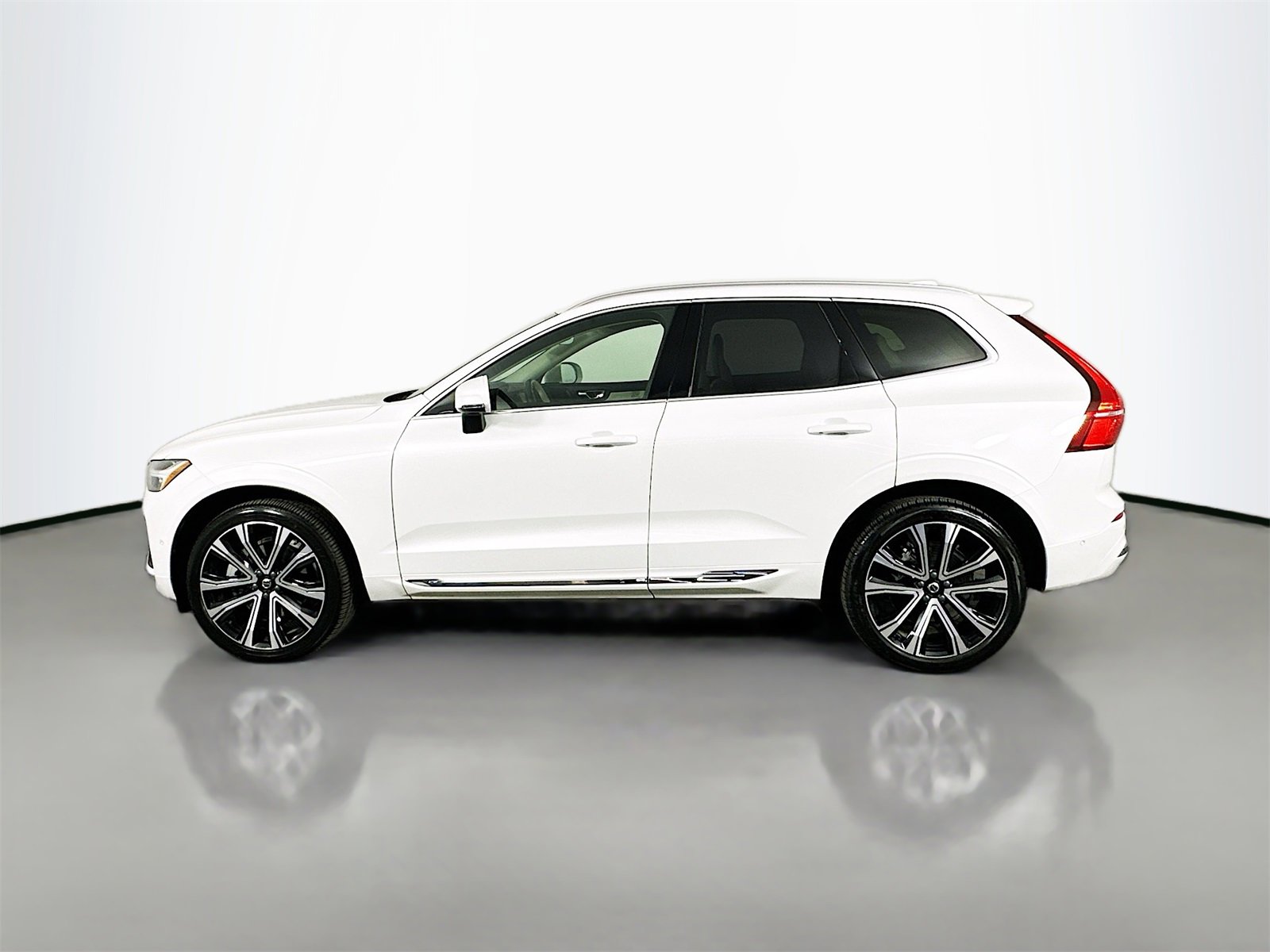 Used 2023 Volvo XC60 B6 Ultimate w/ Protection Package Premier image 4