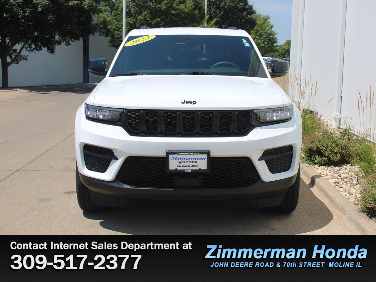 Used 2023 Jeep Grand Cherokee Altitude AWD/4WD image 4