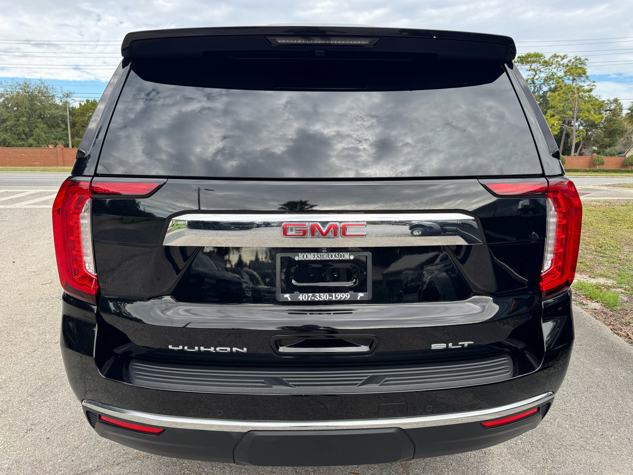 Used 2021 GMC Yukon SLT w/ SLT Premium Package image 4