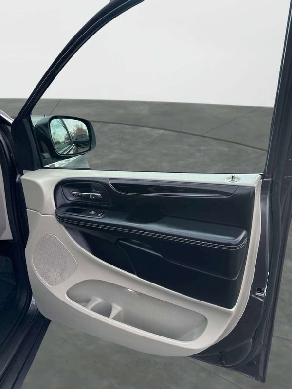 Used 2019 Dodge Grand Caravan SXT image 16