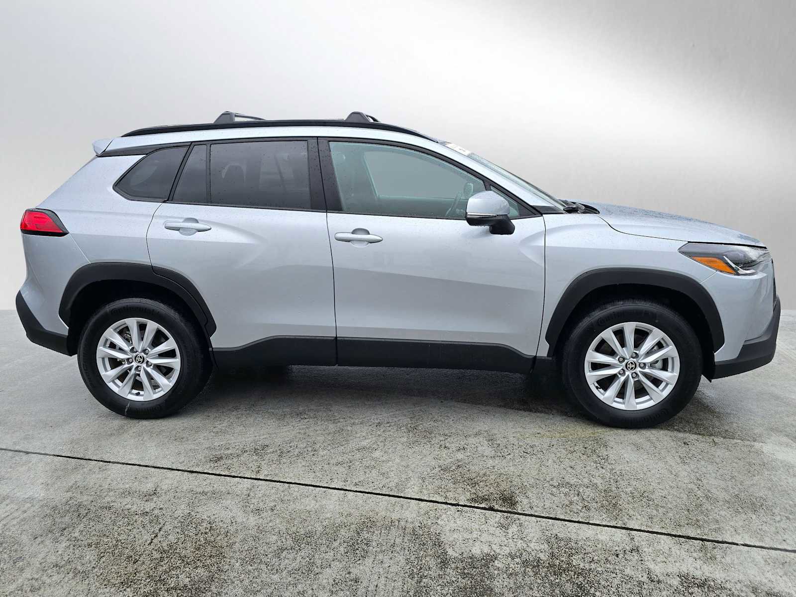 Certified 2023 Toyota Corolla Cross LE w/ Moonroof Package image 2