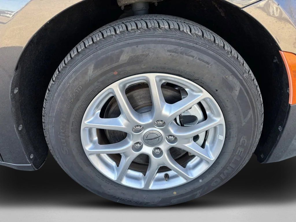 Used 2023 Chrysler Pacifica Touring-L image 10