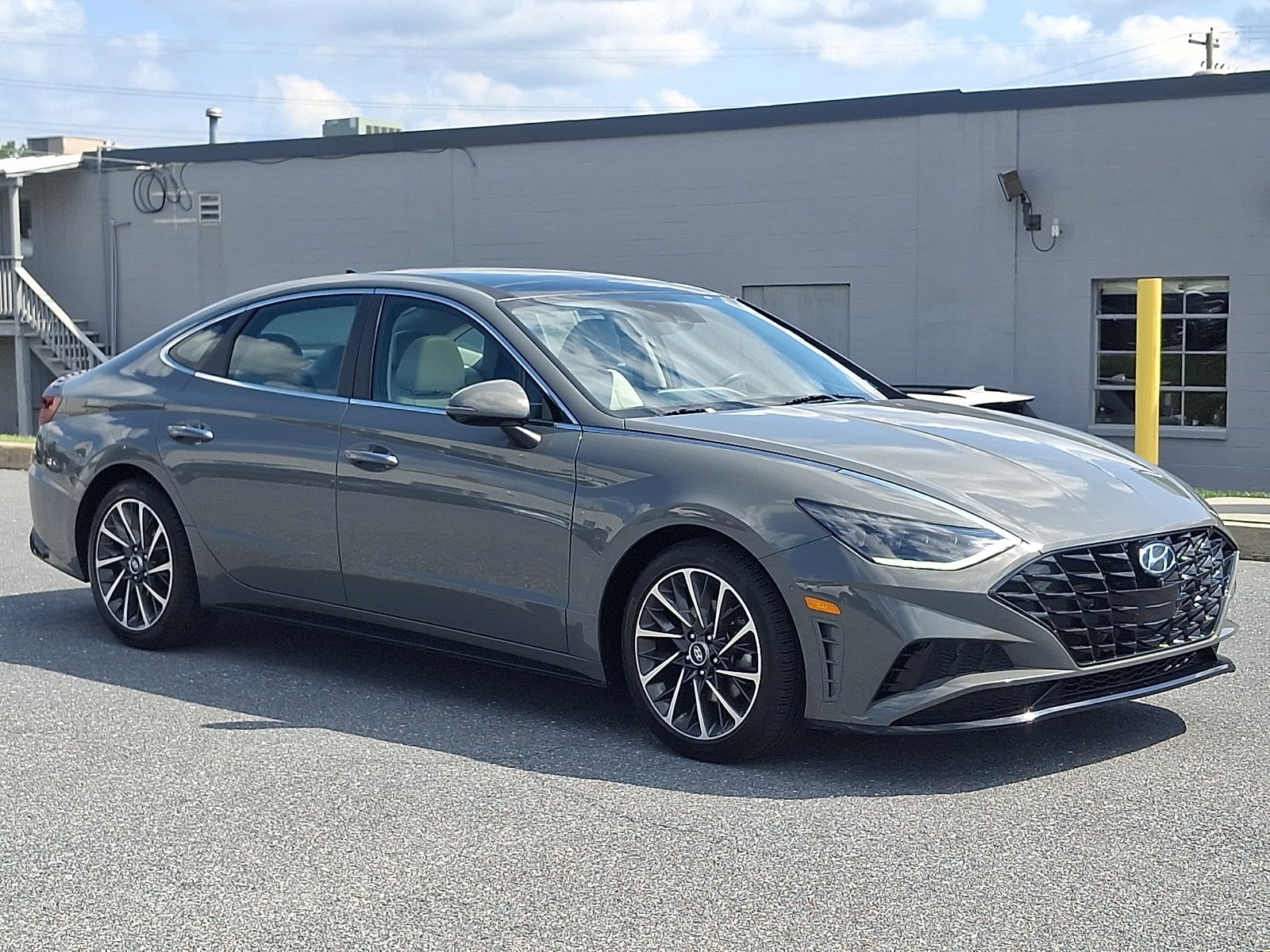 Used 2021 Hyundai Sonata Limited w/ Preferred Accessory Package FWD image 3