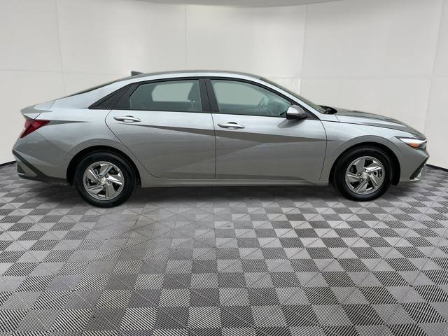 Certified 2024 Hyundai Elantra SE FWD image 7