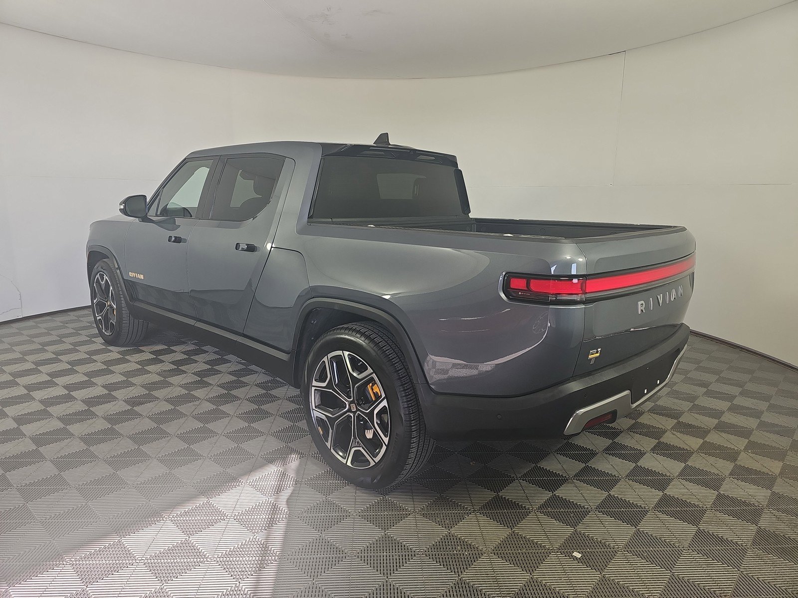 Used 2022 Rivian R1T Adventure AWD/4WD image 3