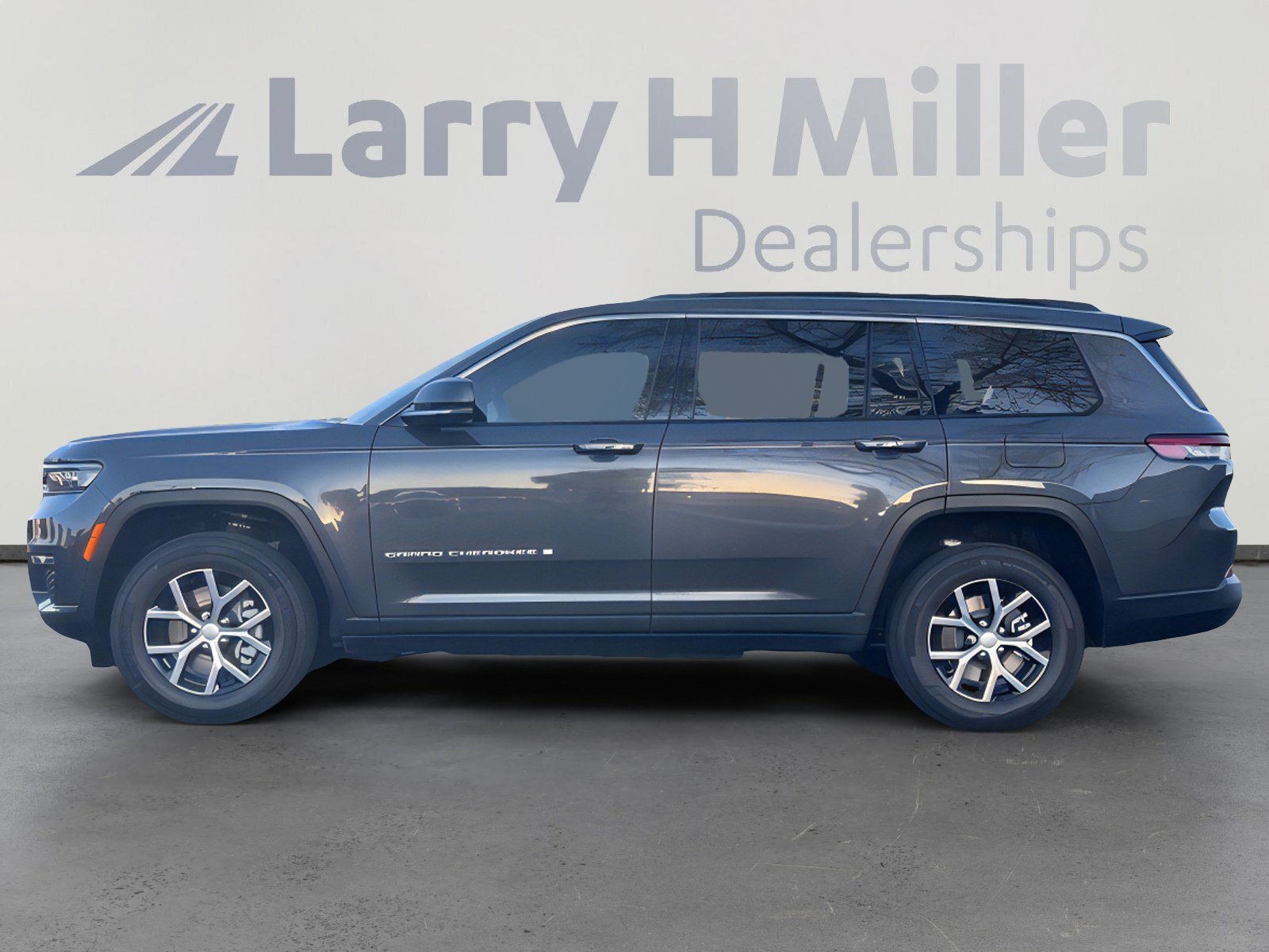 New 2025 Jeep Grand Cherokee L Limited w/ Trailer Tow Package image 2