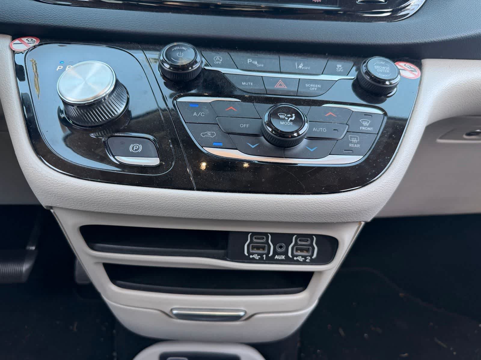 Used 2023 Chrysler Pacifica Touring-L FWD image 15