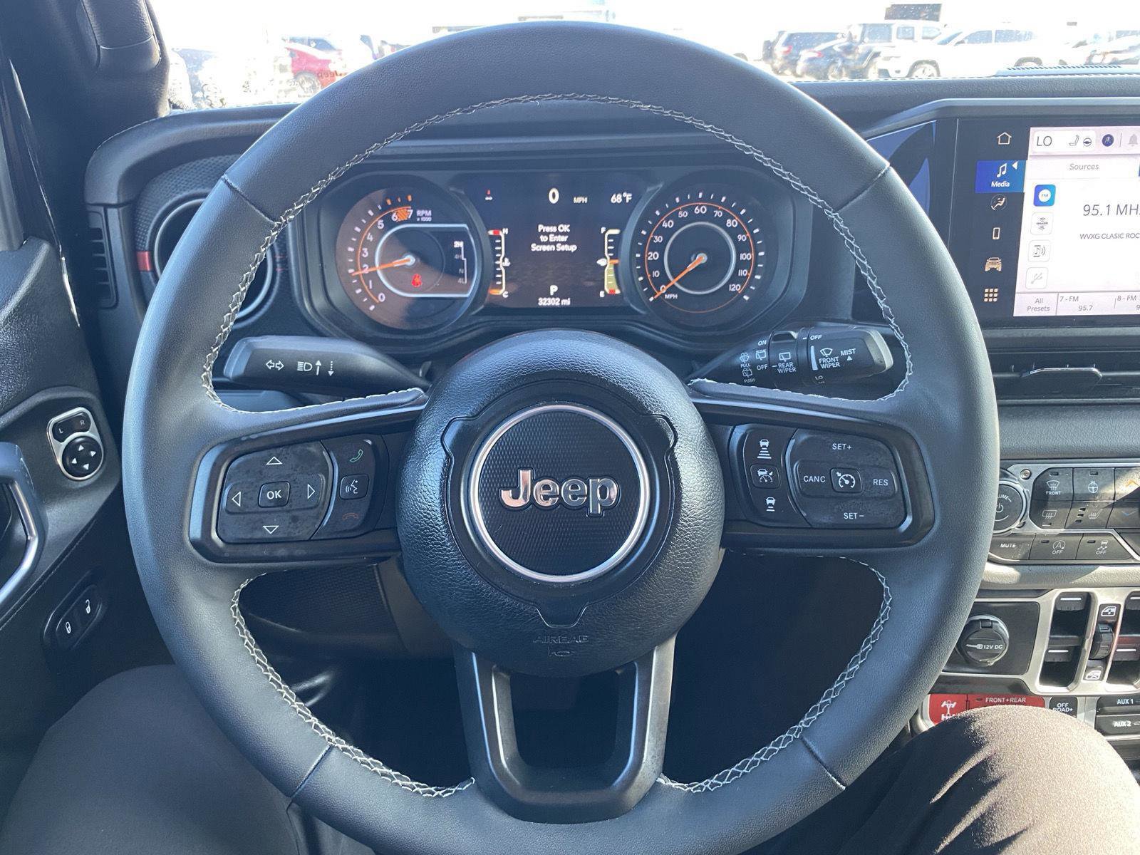 Used 2025 Jeep Wrangler Unlimited Rubicon w/ Convenience Group AWD/4WD image 15