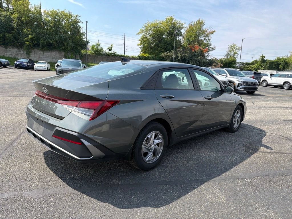 Certified 2025 Hyundai Elantra SE FWD image 7