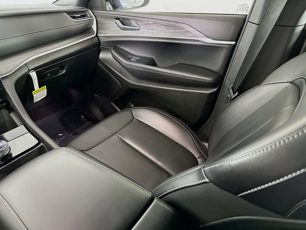 Certified 2025 Jeep Grand Cherokee Limited w/ Black Appearance Package image 32